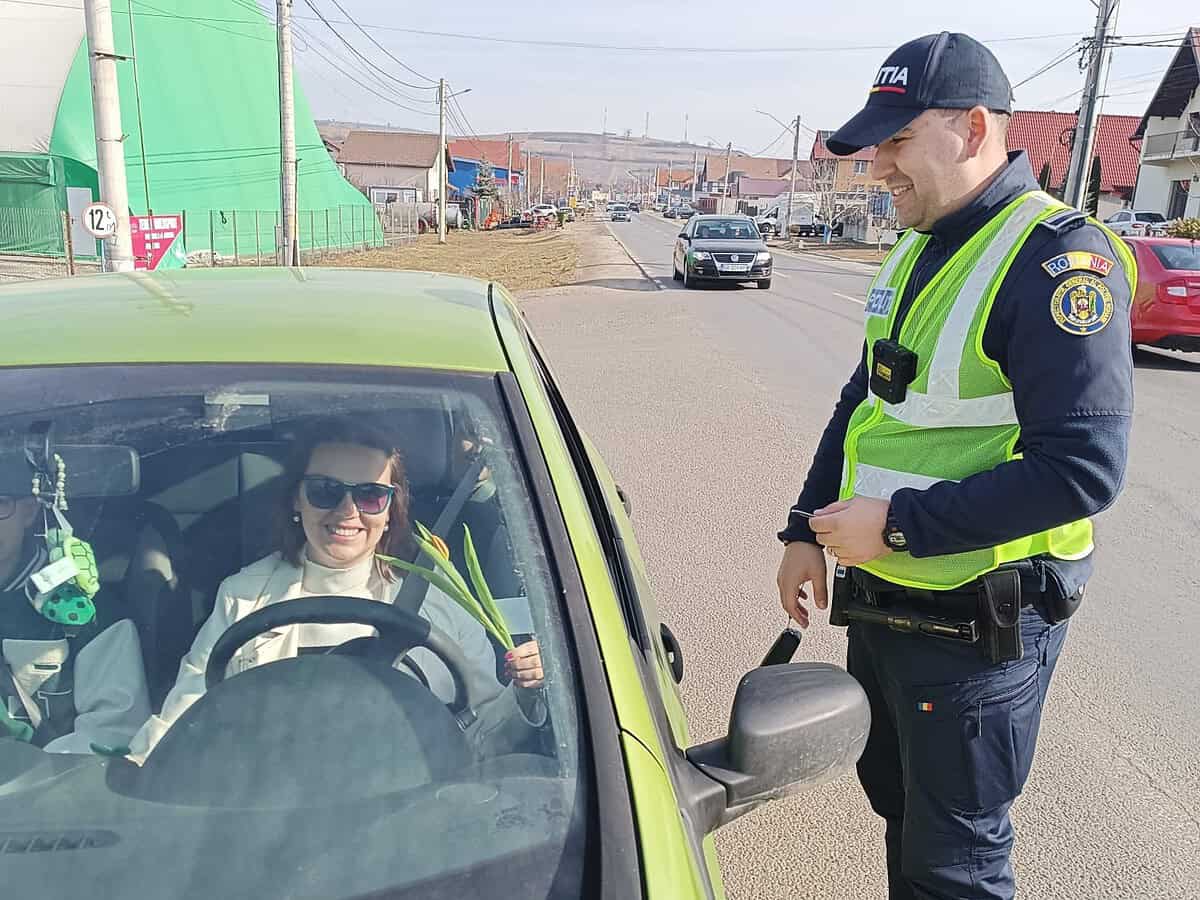 Polițiștii sibieni au oprit șoferițele și le-au “amendat” cu flori de 8 martie (foto)