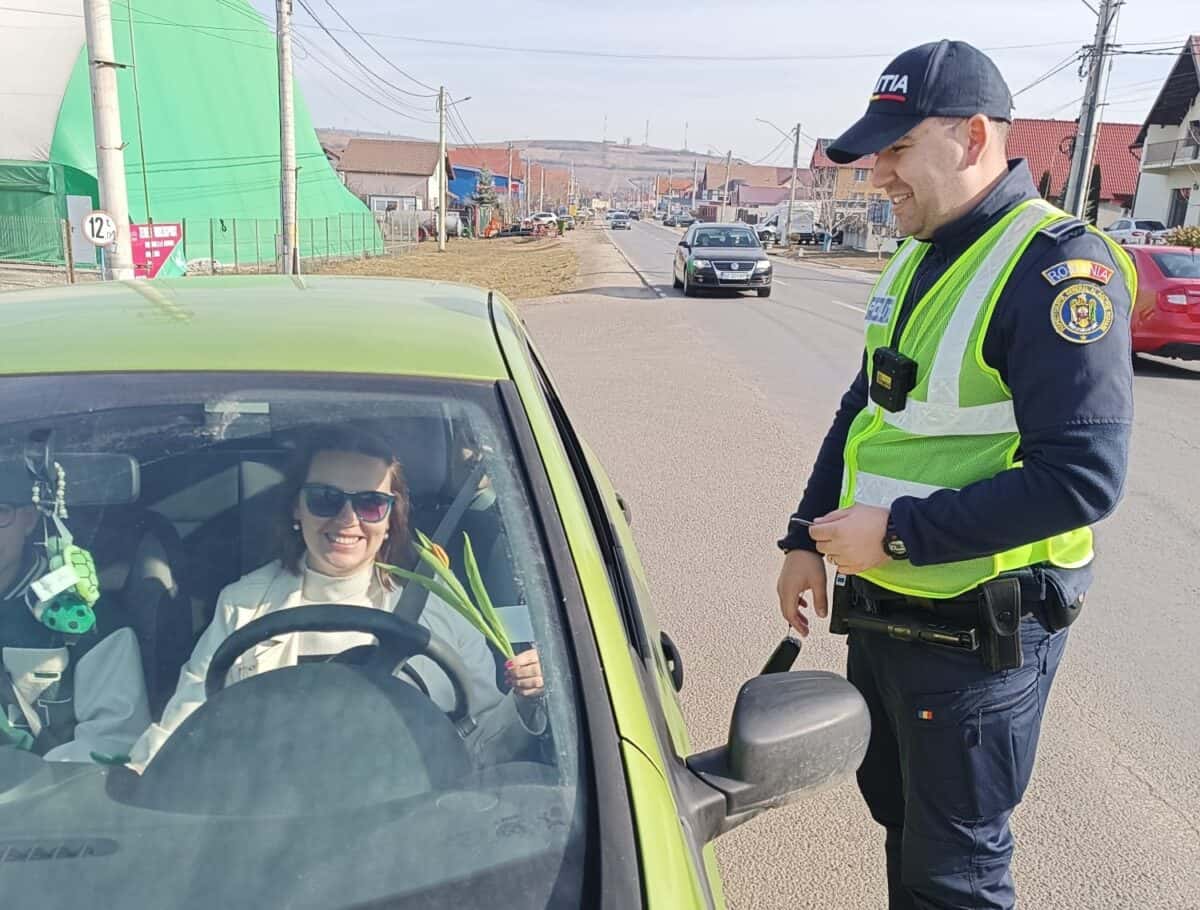 Polițiștii sibieni au oprit șoferițele și le-au “amendat” cu flori de 8 martie (foto)