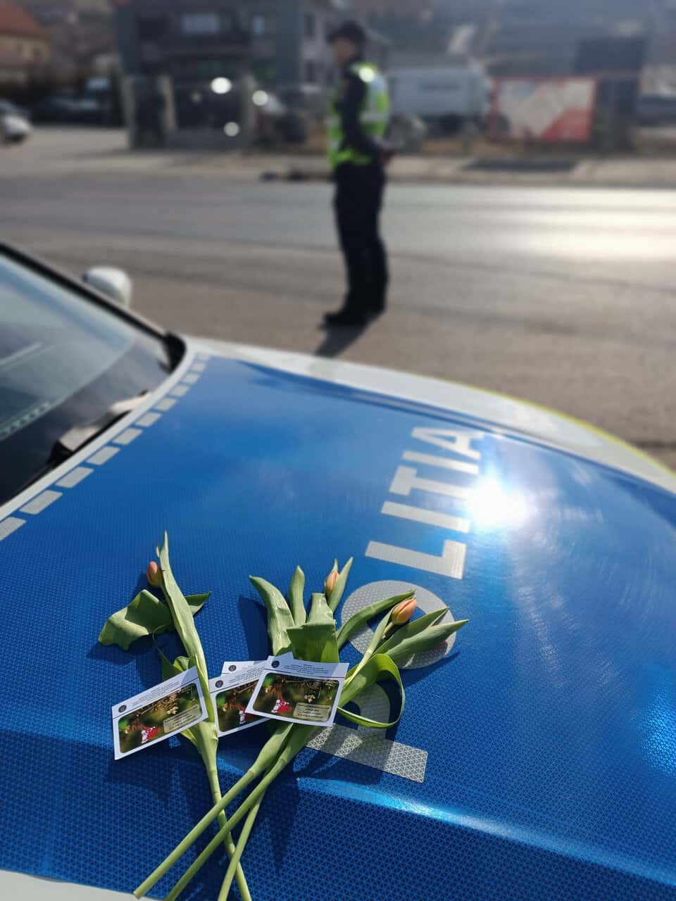 Polițiștii sibieni au oprit șoferițele și le-au “amendat” cu flori de 8 martie (foto)