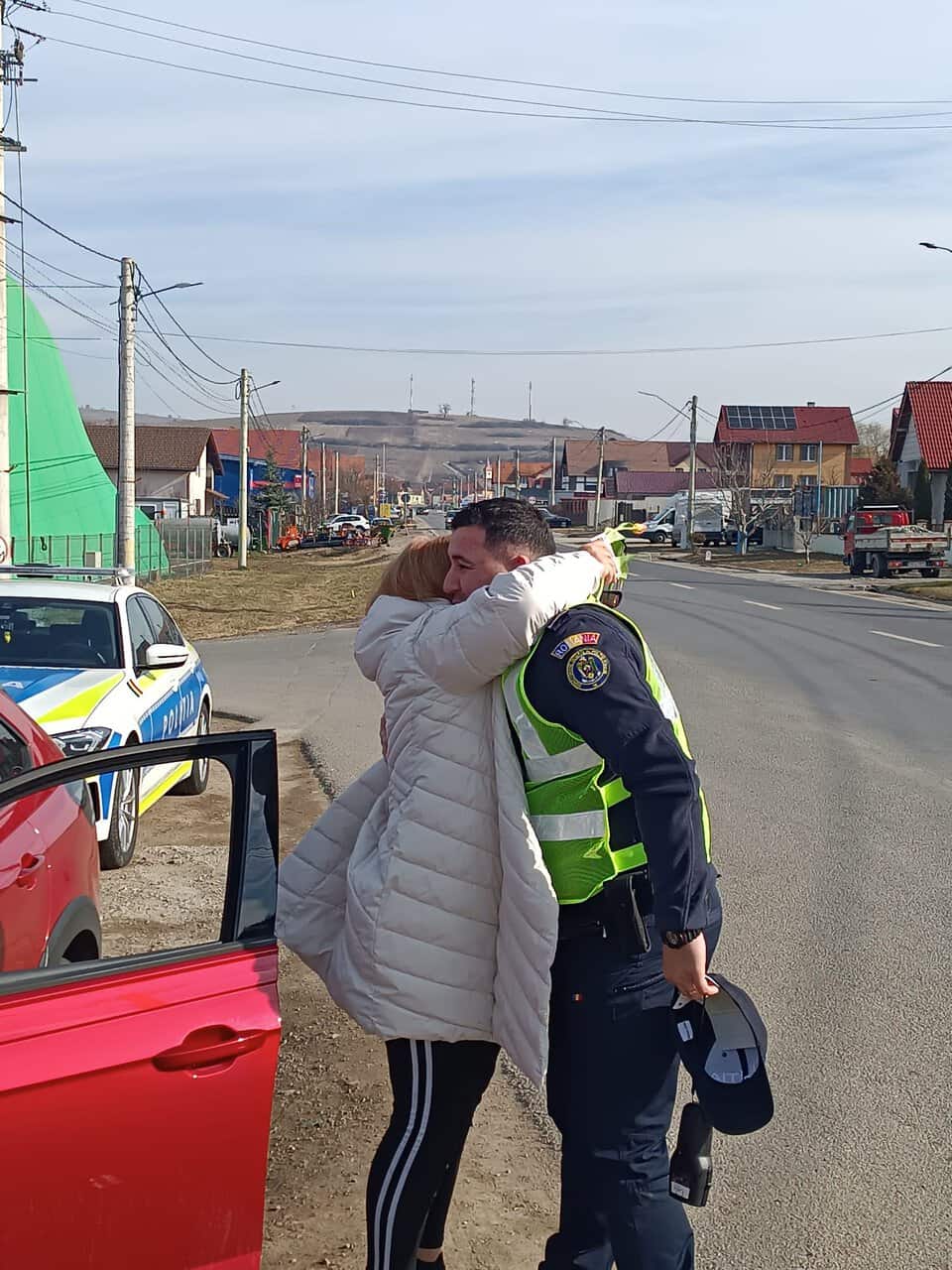 Polițiștii sibieni au oprit șoferițele și le-au “amendat” cu flori de 8 martie (foto)