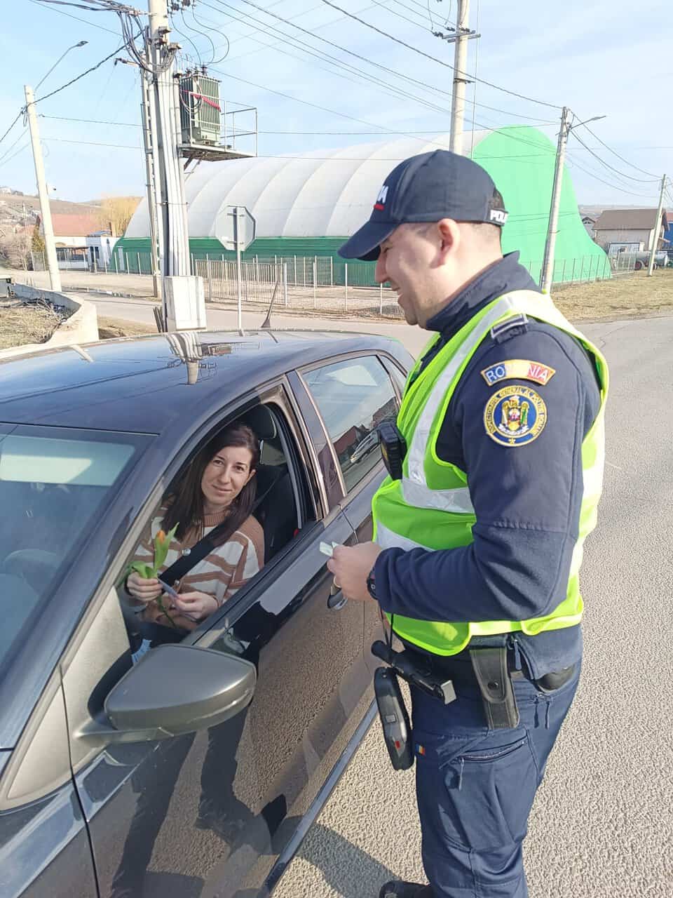 Polițiștii sibieni au oprit șoferițele și le-au “amendat” cu flori de 8 martie (foto)