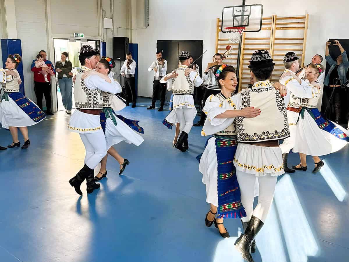 “Junii Sibiului” și alți artiști, spectacol în premieră pentru pacienţii de la Spitalul de Psihiatrie din Sibiu (foto)