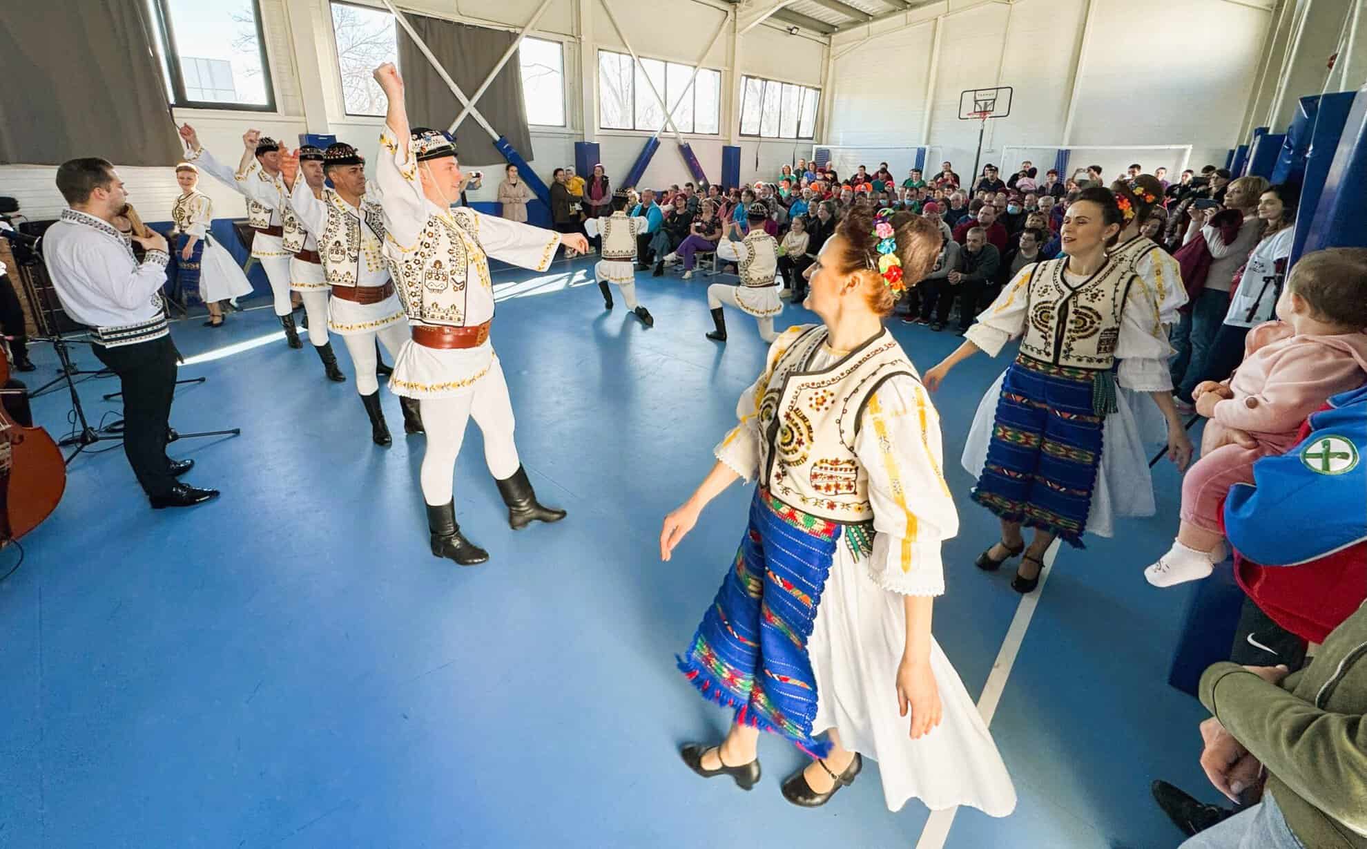 “Junii Sibiului” și alți artiști, spectacol în premieră pentru pacienţii de la Spitalul de Psihiatrie din Sibiu (foto)