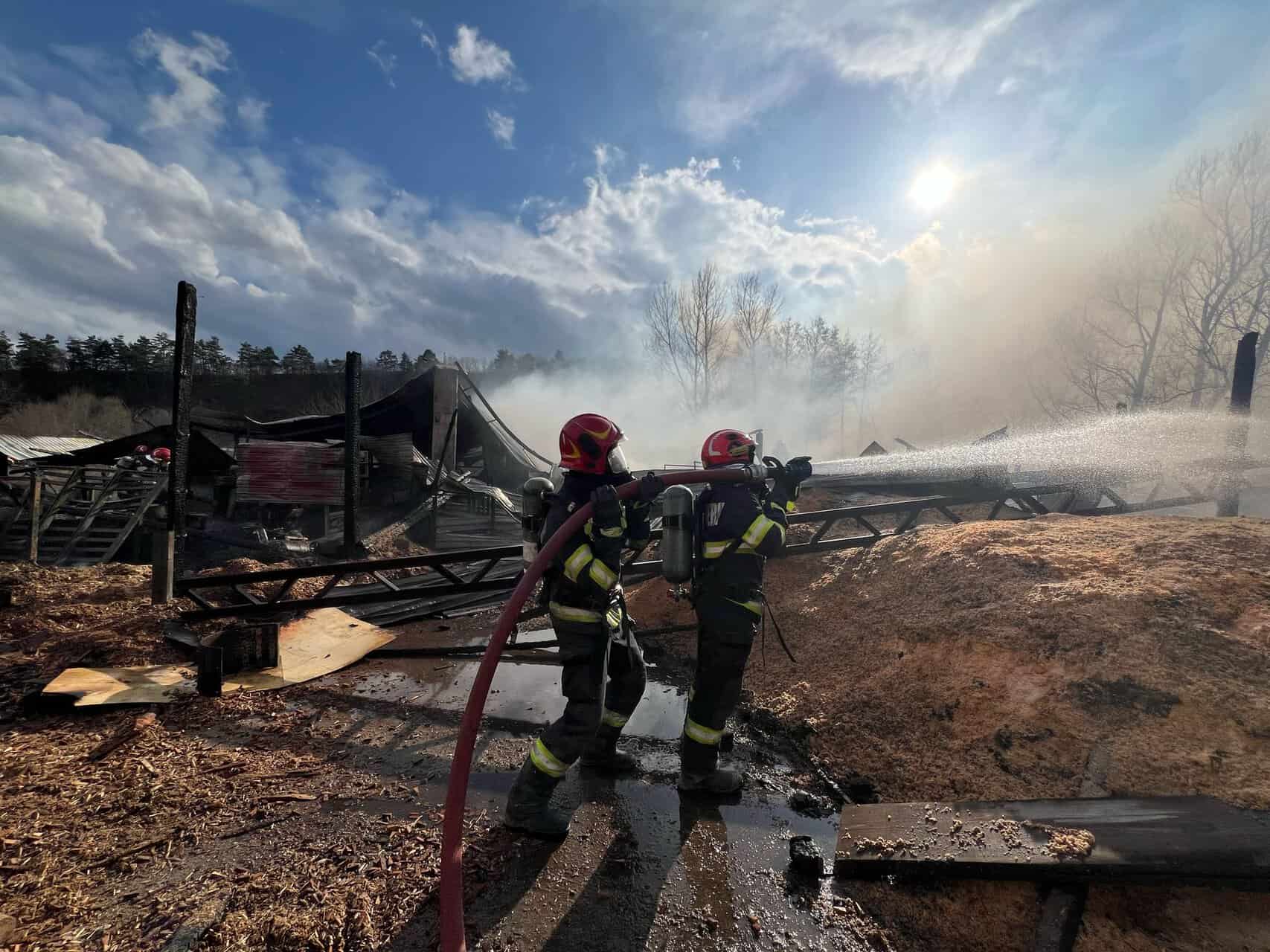 Incendiu la o hală cu lemne din Tălmaciu. Intervin 5 echipaje de pompieri