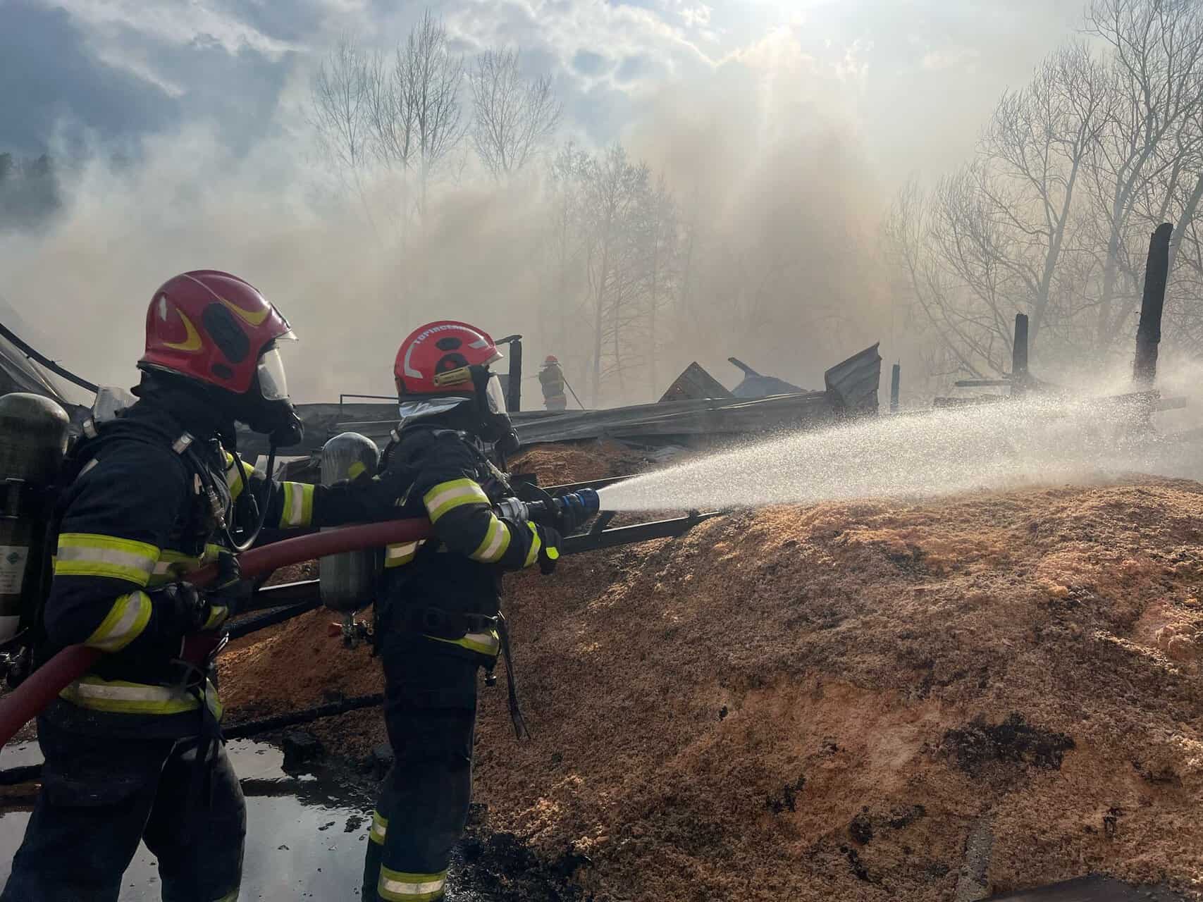 Incendiu la o hală cu lemne din Tălmaciu. Intervin 5 echipaje de pompieri