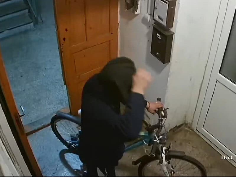 Bicicletă furată dintr-o scară de bloc la Sibiu. „A fost cadou de la mama și socrul meu” (foto video)