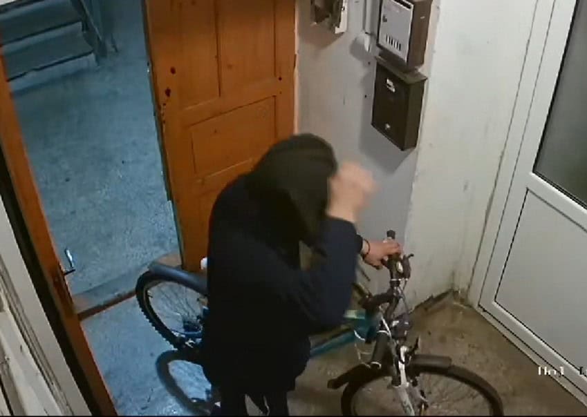 Bicicletă furată dintr-o scară de bloc la Sibiu. „A fost cadou de la mama și socrul meu” (foto video)