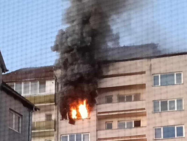 Incendiu la etajul 9 într-un bloc de pe Mihai Viteazu. Zeci de persoane evacuate de urgență (video, foto)