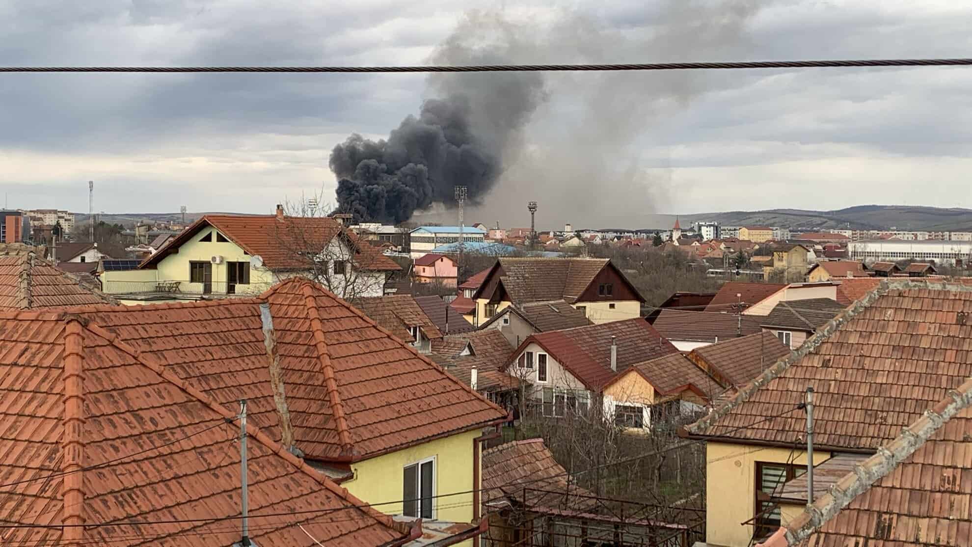 Incendiu puternic în zona Podului Gării din Sibiu. Fumul negru, văzut din depărtare (video, foto)