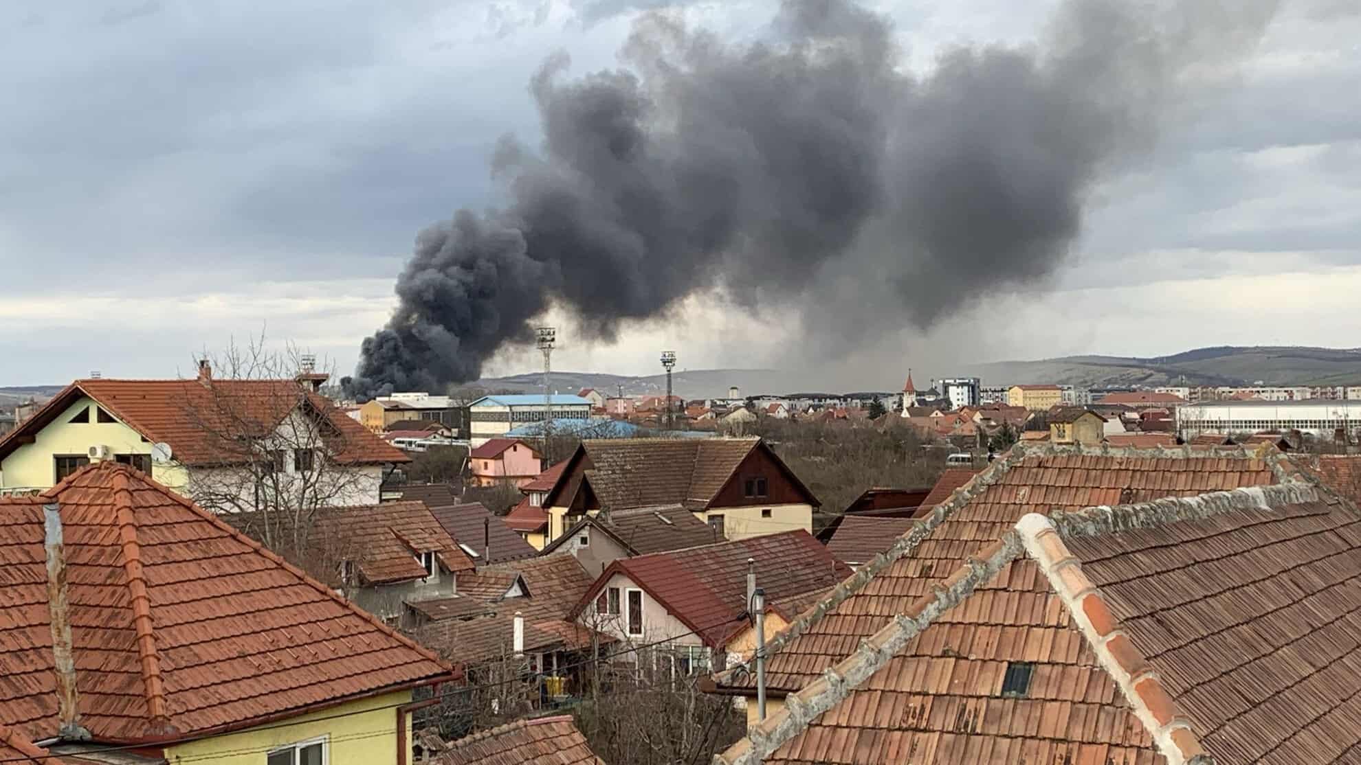 Incendiu puternic în zona Podului Gării din Sibiu. Fumul negru, văzut din depărtare (video, foto)