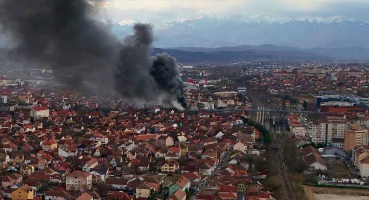 Mobilizare impresionantă de forțe la incendiul din Lazaret. Locatarii dintr-un bloc, evacuați de urgență (video, foto)