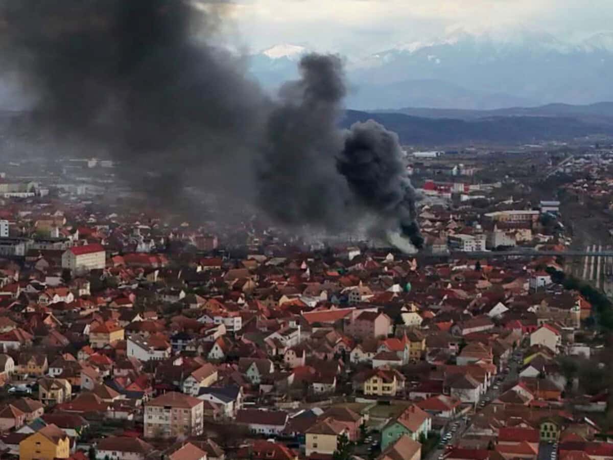 Mobilizare impresionantă de forțe la incendiul din Lazaret. Locatarii dintr-un bloc, evacuați de urgență (video, foto)