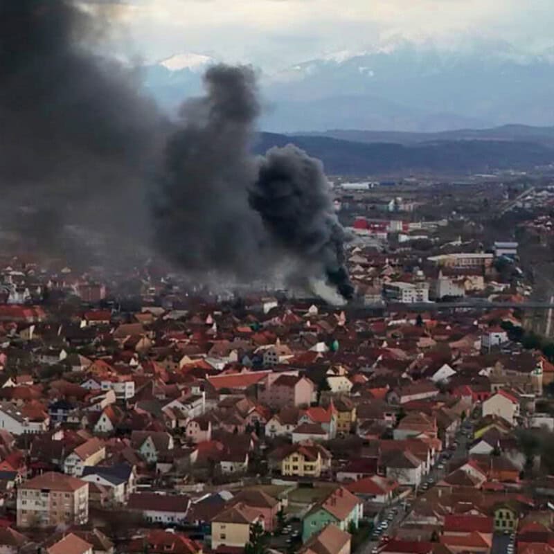 Mobilizare impresionantă de forțe la incendiul din Lazaret. Locatarii dintr-un bloc, evacuați de urgență (video, foto)