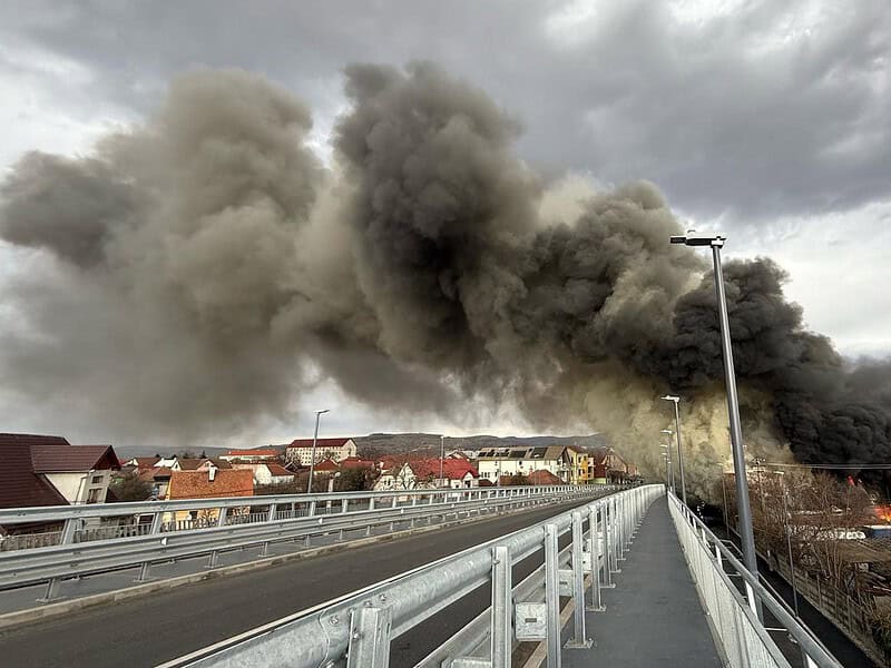 Mesaj RO-Alert în urma incendiului puternic din Lazaret. „Ocoliți zona, închideți geamurile” (video)