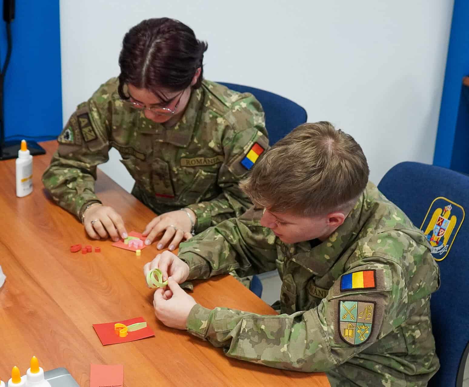 Studenții Academiei Forțelor Terestre din Sibiu aduc primăvara într-un mod inedit. Confecționează mărțișoare unice (foto)