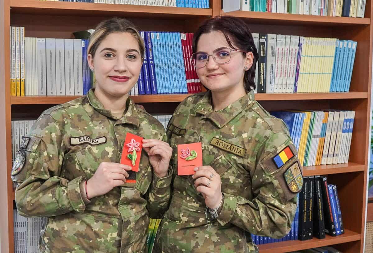 Studenții Academiei Forțelor Terestre din Sibiu aduc primăvara într-un mod inedit. Confecționează mărțișoare unice (foto)