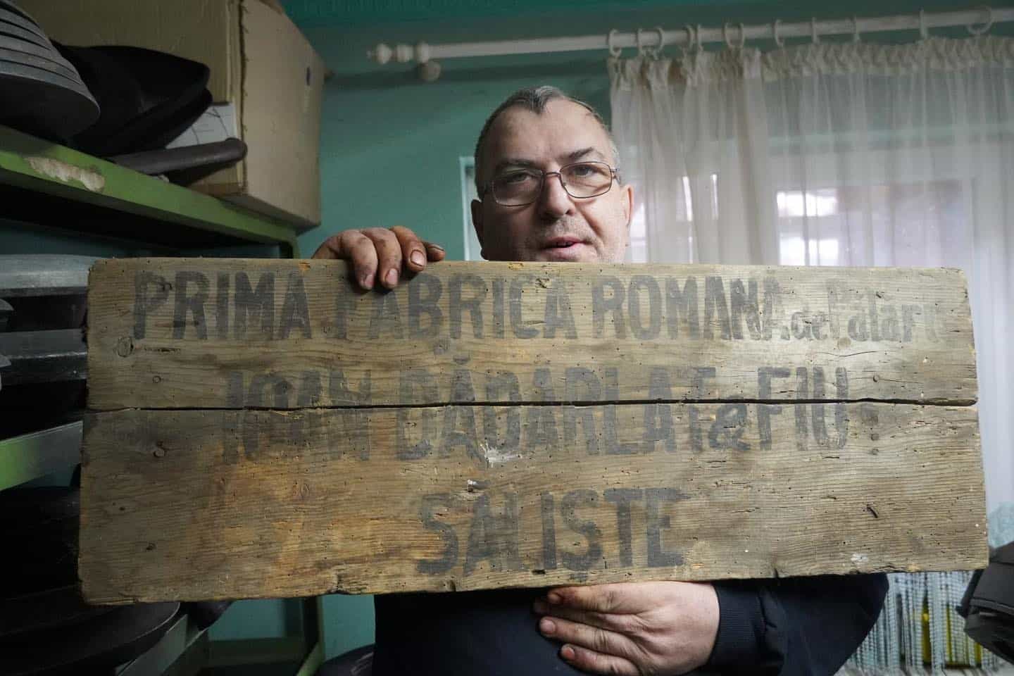 Prima Fabrică Română de Pălării împlinește 130 de ani. Tradiția e dusă mai departe în Sibiu (foto)