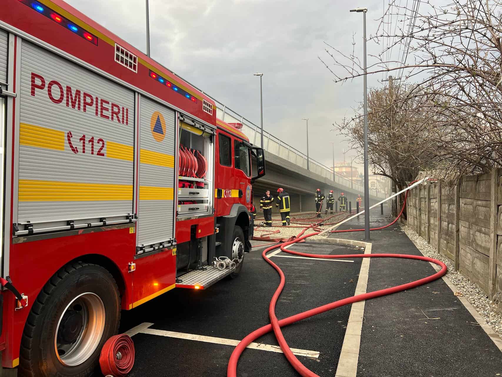 Incendiul puternic din Lazaret a izbucnit la o vopsitorie auto. Mai multe mașini s-au făcut scrum (video, foto)