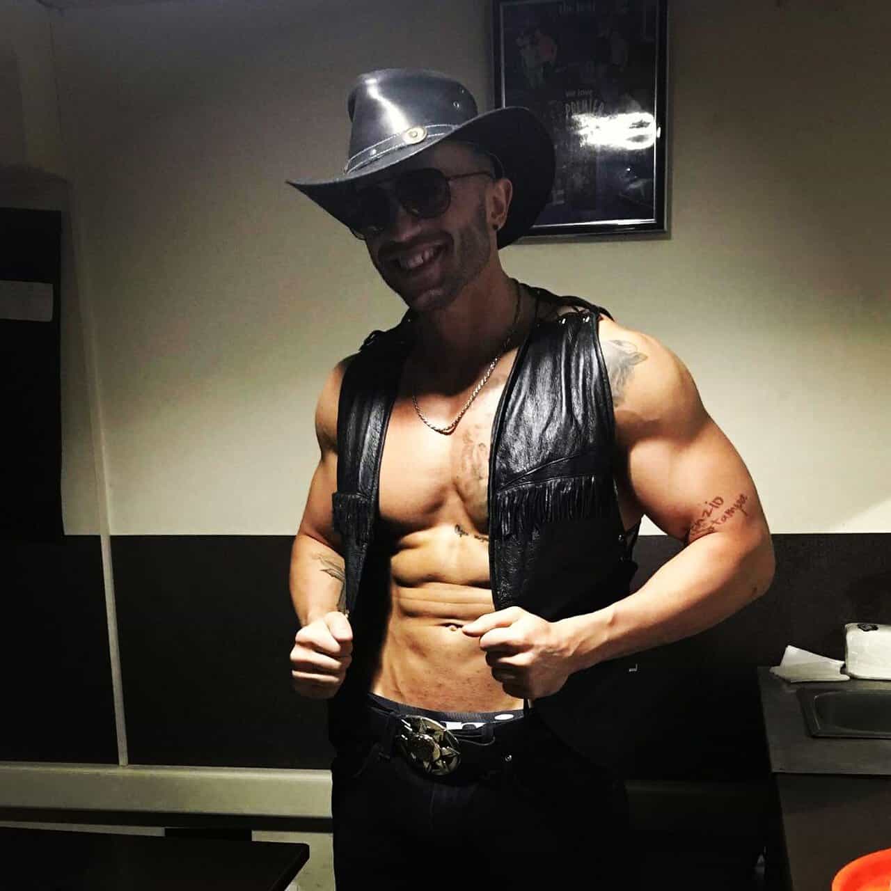 ,,Magic Mike de Sibiu” face furori printre doamne și domnișoare. Radu: ”Am dansat și la un azil de bătrâni” (foto video)