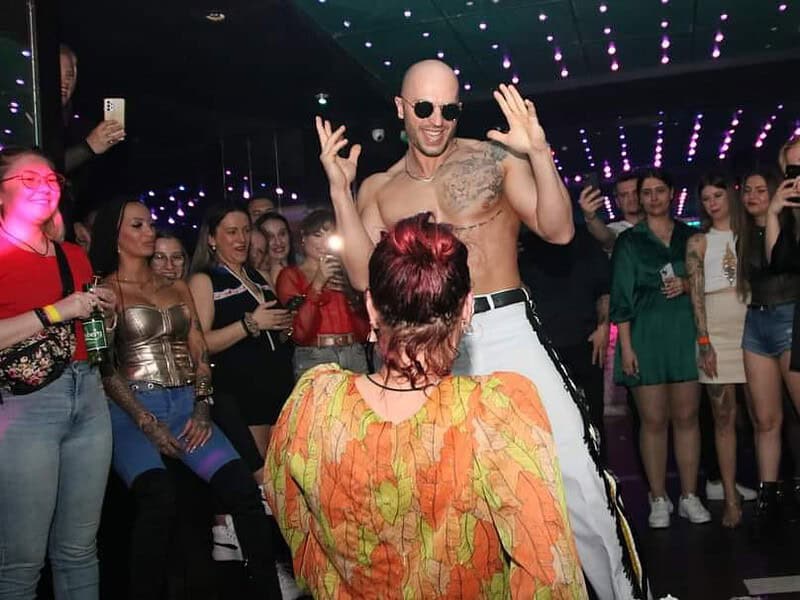 ,,Magic Mike de Sibiu” face furori printre doamne și domnișoare. Radu: ”Am dansat și la un azil de bătrâni” (foto video)