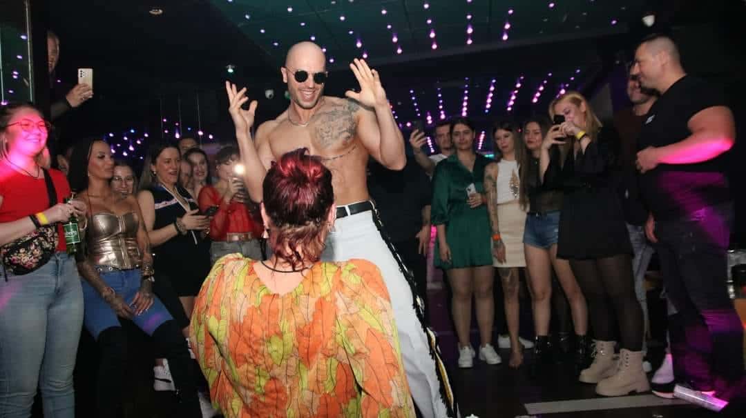 ,,Magic Mike de Sibiu” face furori printre doamne și domnișoare. Radu: ”Am dansat și la un azil de bătrâni” (foto video)