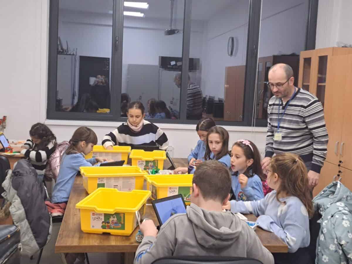 O ”mână” de părinți învață copiii robotică la o școală din Sibiu. Fac voluntariat în timpul liber (foto)