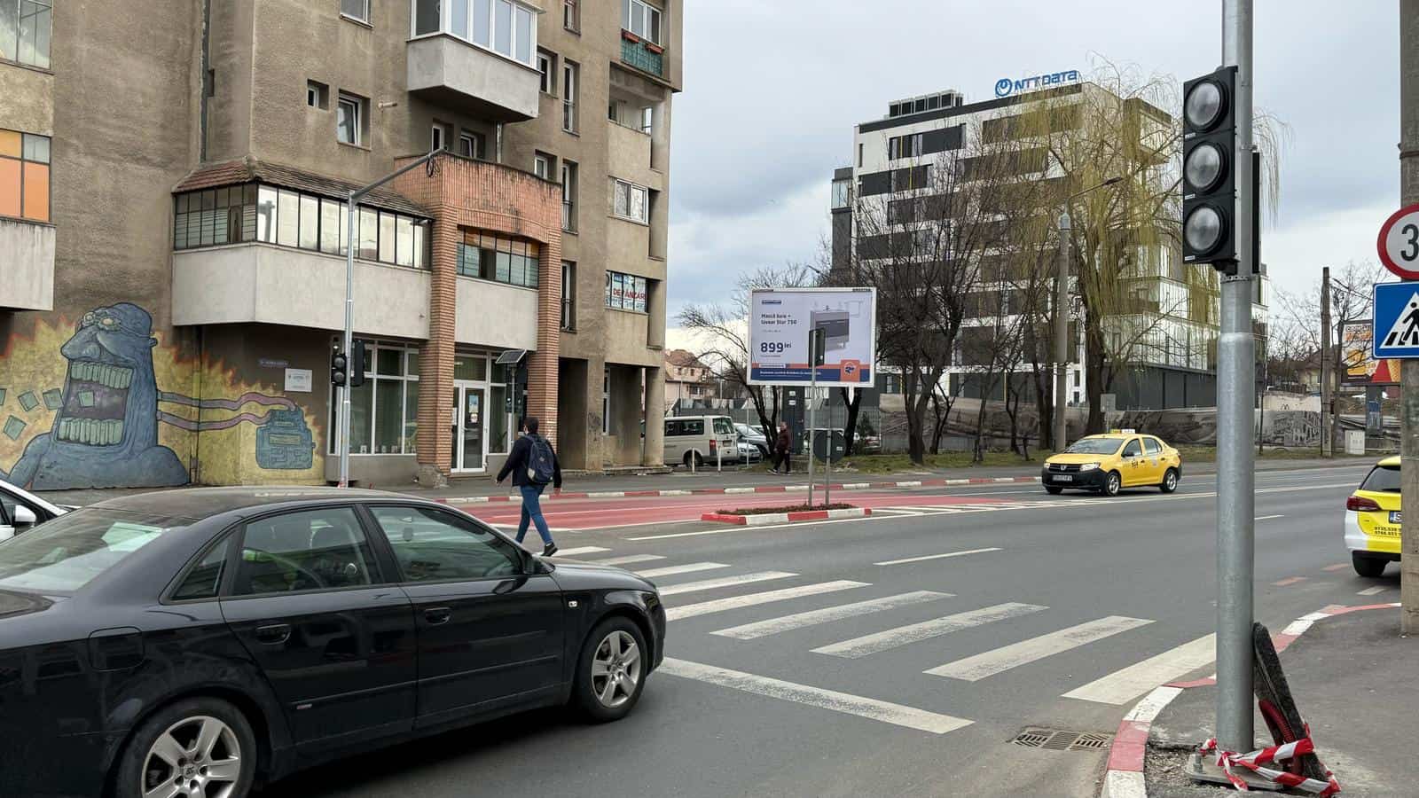 “Răsare” încă un semafor în Sibiu. Pe Bâlea la trecerea de la Centrul Stomatologic Universitar (video foto)