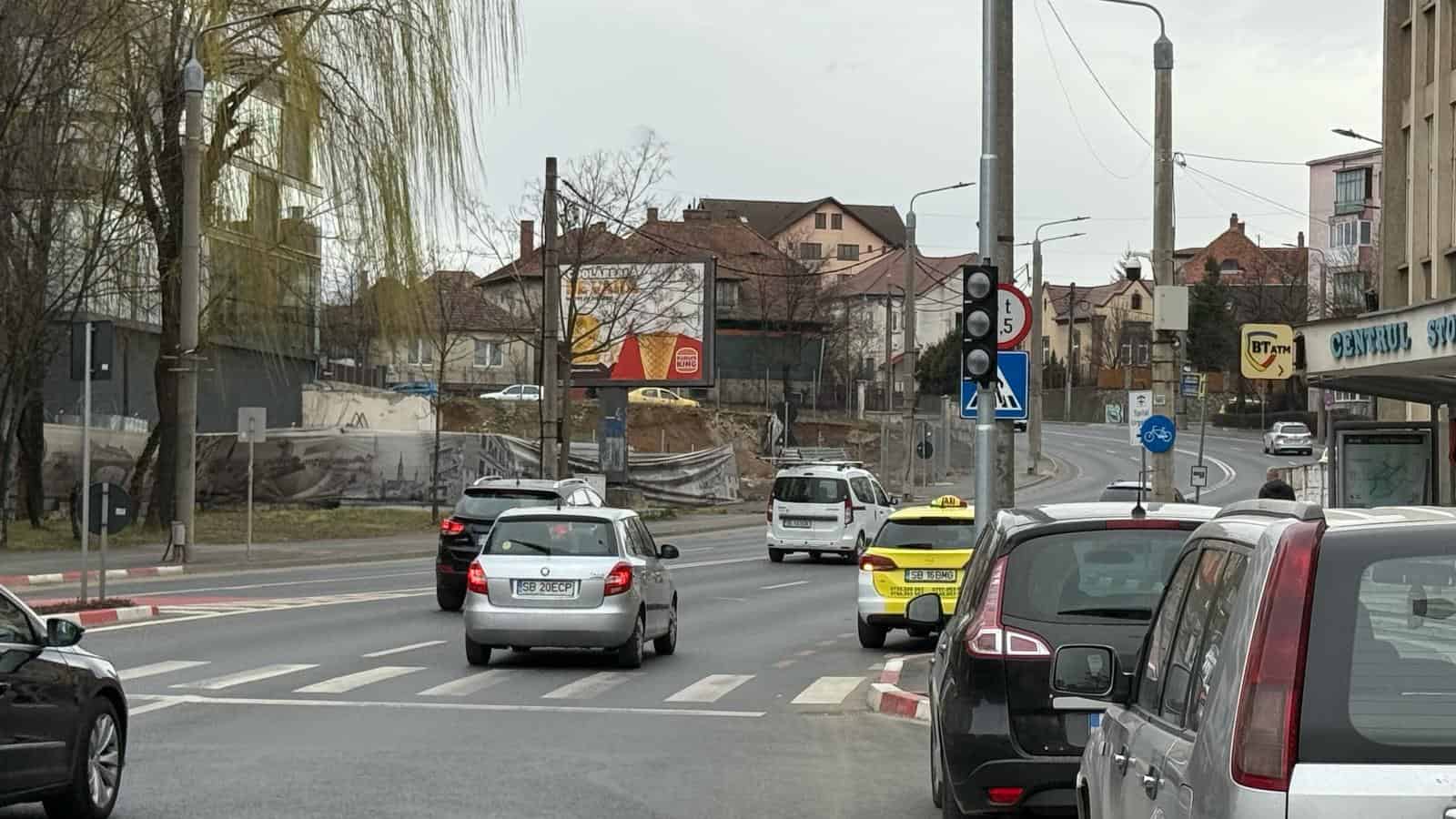 “Răsare” încă un semafor în Sibiu. Pe Bâlea la trecerea de la Centrul Stomatologic Universitar (video foto)