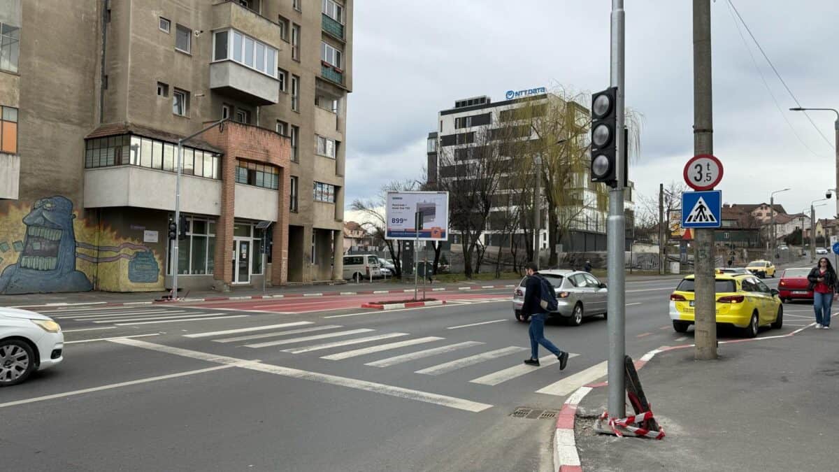 “Răsare” încă un semafor în Sibiu. Pe Bâlea la trecerea de la Centrul Stomatologic Universitar (video foto)