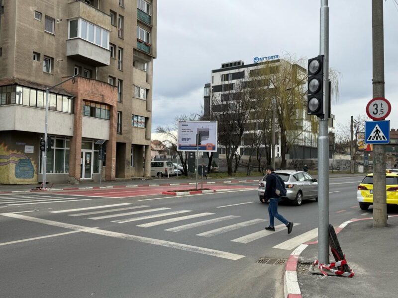 “Răsare” încă un semafor în Sibiu. Pe Bâlea la trecerea de la Centrul Stomatologic Universitar (video foto)