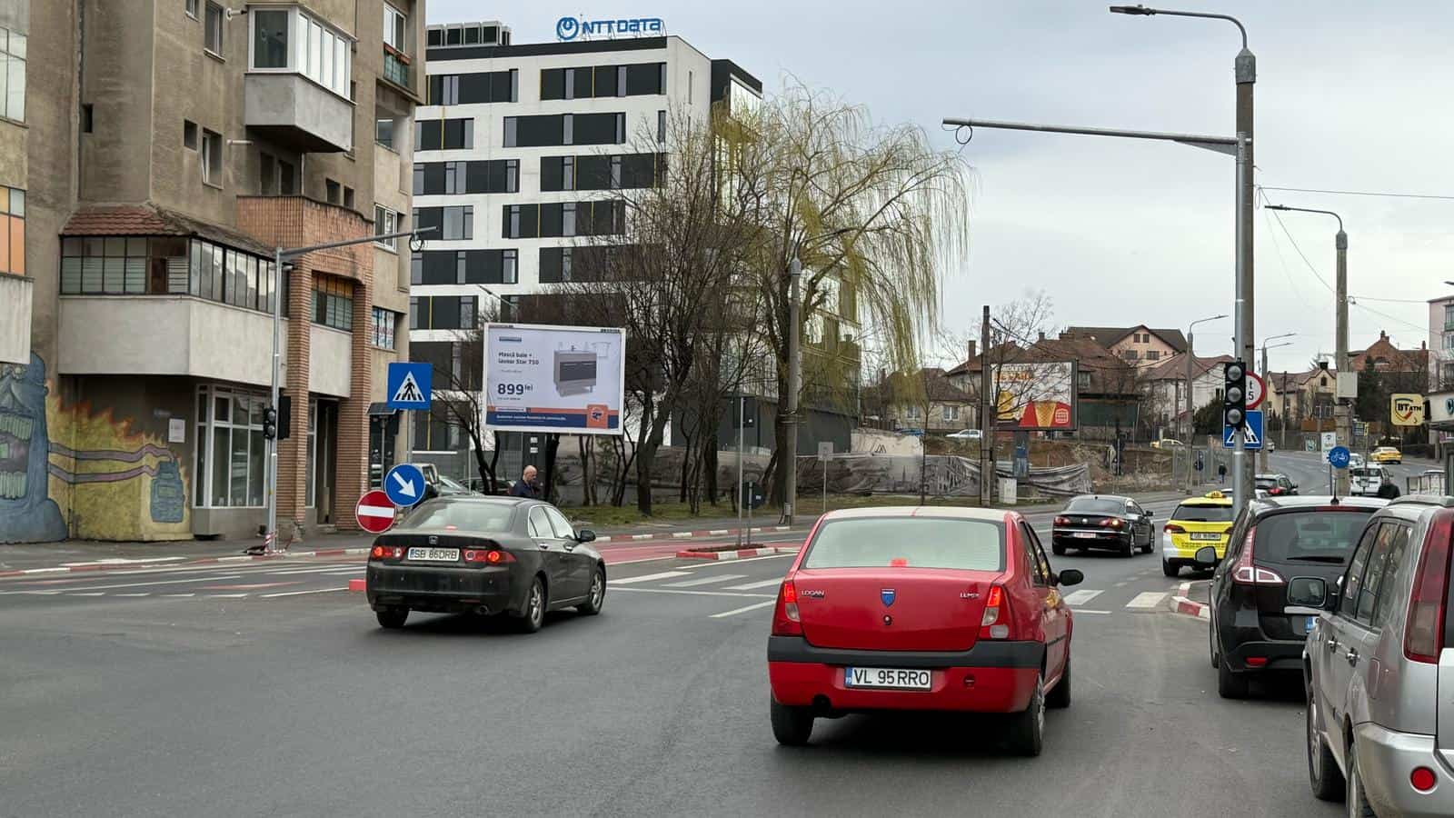 “Răsare” încă un semafor în Sibiu. Pe Bâlea la trecerea de la Centrul Stomatologic Universitar (video foto)