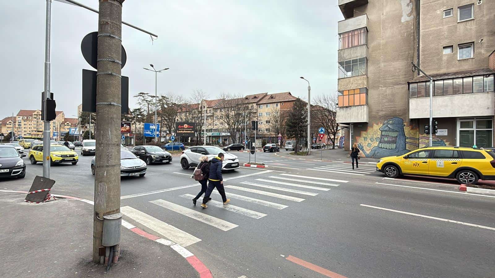 “Răsare” încă un semafor în Sibiu. Pe Bâlea la trecerea de la Centrul Stomatologic Universitar (video foto)