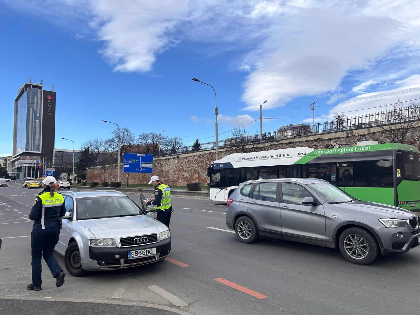 Nici un șofer prins fără centură în trafic în centrul Sibiului. Poliția i-a suit în simulatorul de impact pe cei mai cuminți (foto video)