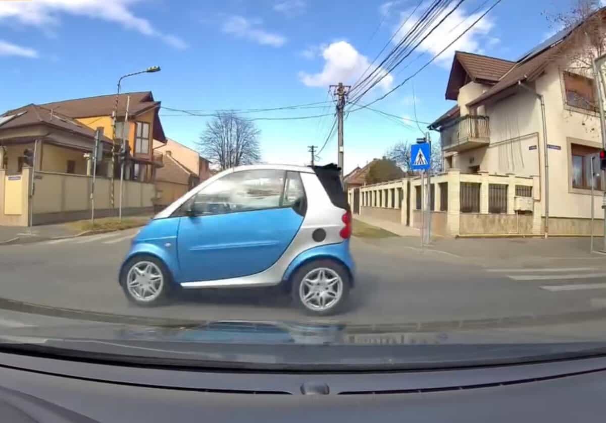 La un pas de accident într-o intersecție din Sibiu. A trecut „kamikaze” cu Smart-ul pe roșu (video)