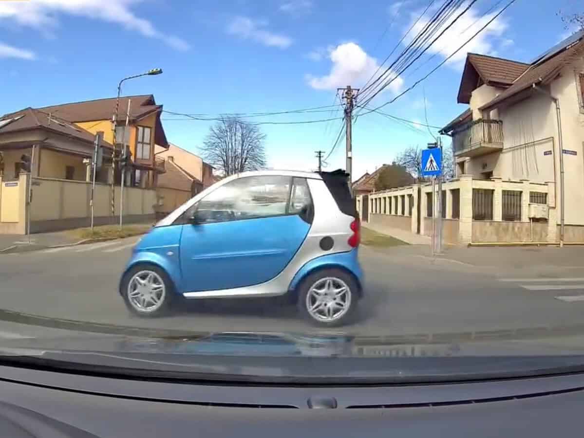 La un pas de accident într-o intersecție din Sibiu. A trecut „kamikaze” cu Smart-ul pe roșu (video)