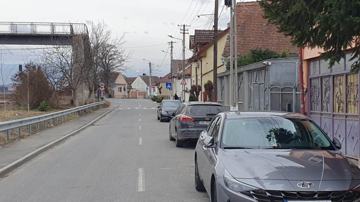 Stradă din Sibiu blocată zilnic de șoferi indolenți. Primăria a dat amenzi și are ”în lucru” și alte sancțiuni (foto)