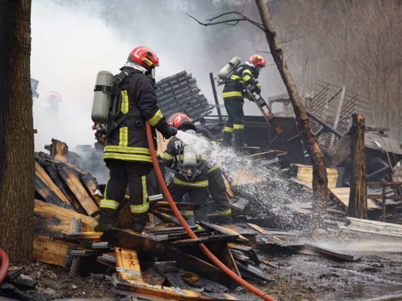 Pagubele produse de incendiul izbucnit la hala de lemne din Tălmaciu (foto)