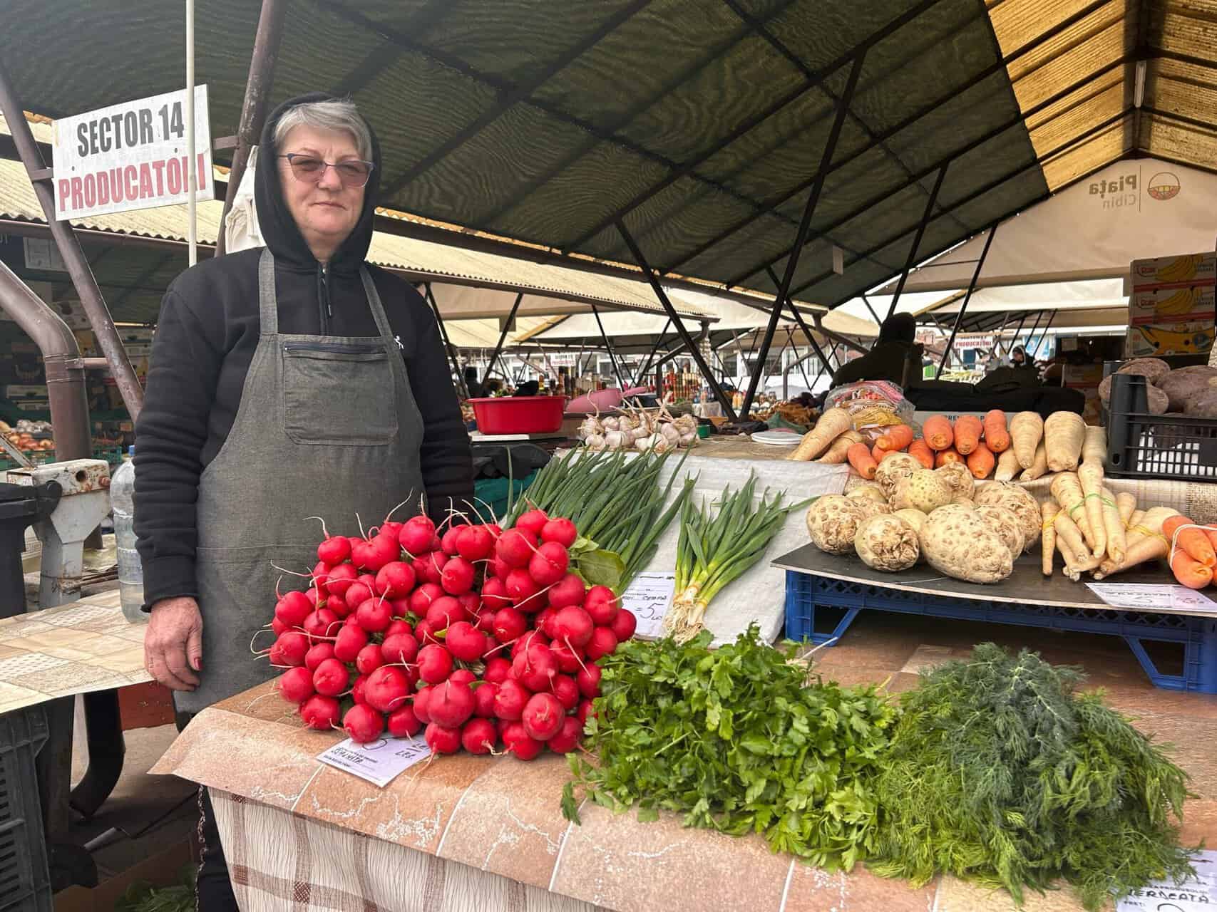 Verdețurile de primăvară au apărut în Piața Cibin. Curioși cât costă o salată de sezon? (foto video)