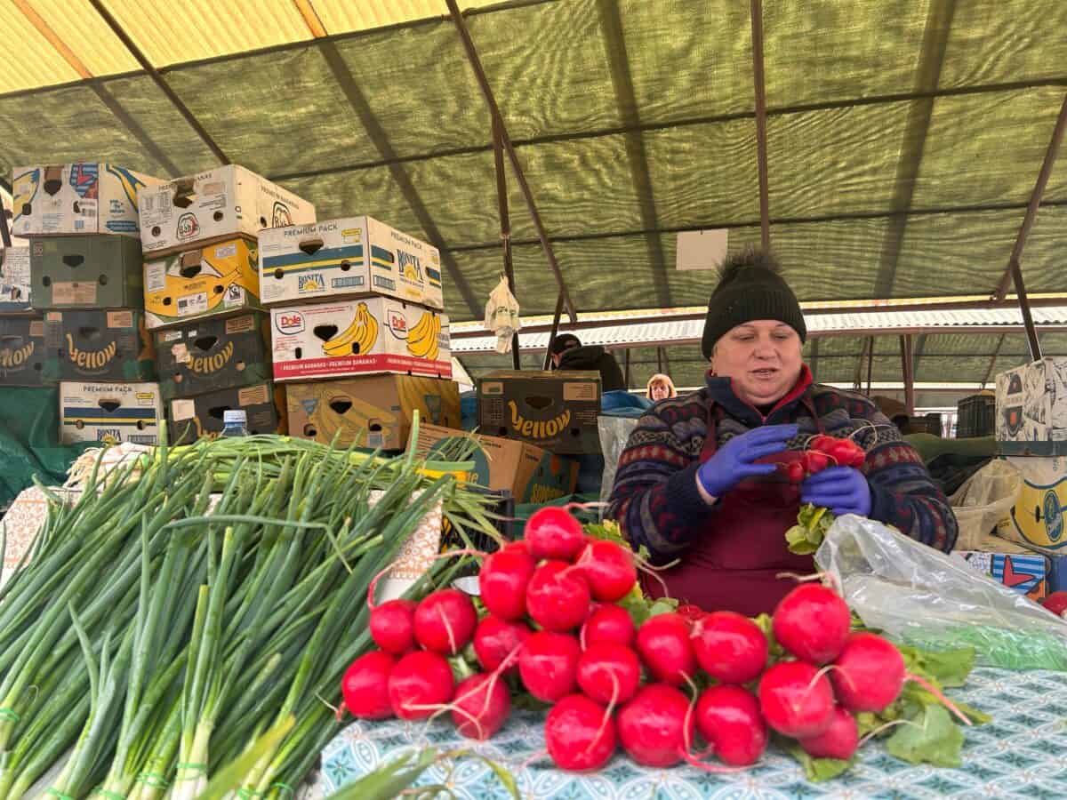 Verdețurile de primăvară au apărut în Piața Cibin. Curioși cât costă o salată de sezon? (foto video)