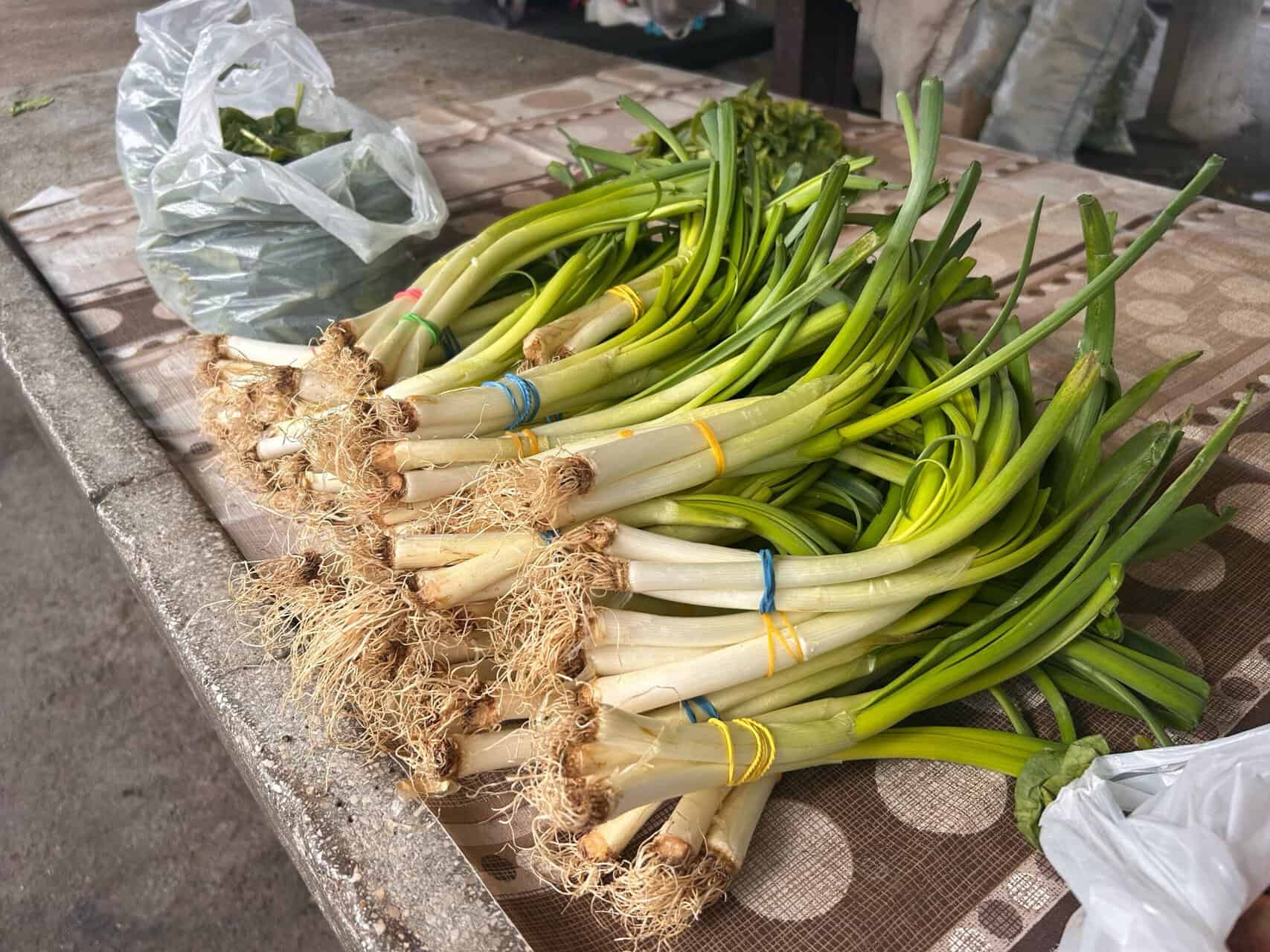 Verdețurile de primăvară au apărut în Piața Cibin. Curioși cât costă o salată de sezon? (foto video)