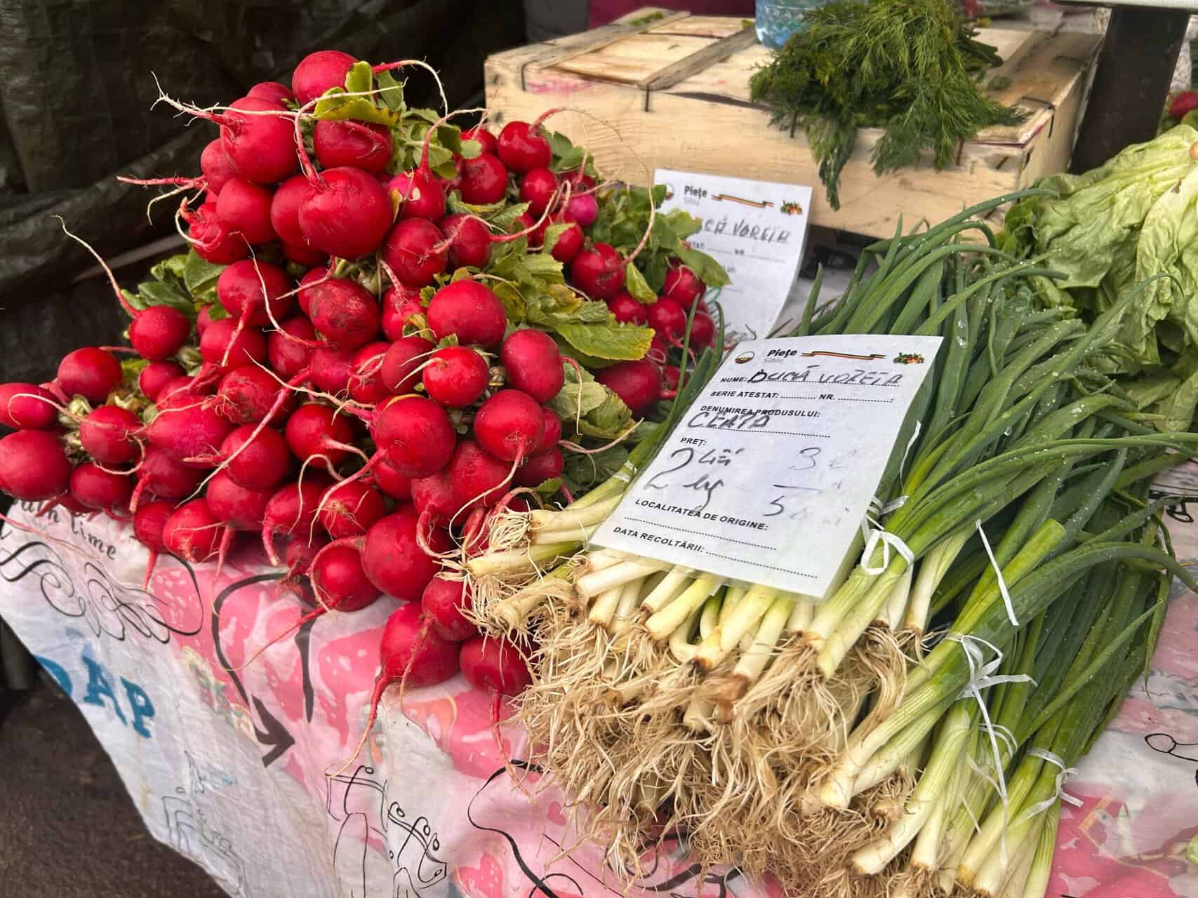 Verdețurile de primăvară au apărut în Piața Cibin. Curioși cât costă o salată de sezon? (foto video)