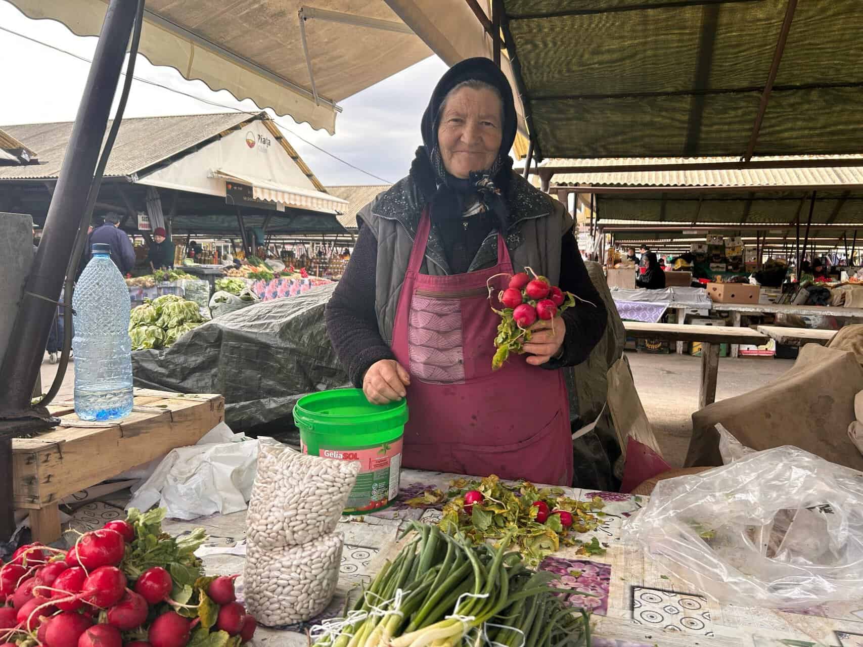 Verdețurile de primăvară au apărut în Piața Cibin. Curioși cât costă o salată de sezon? (foto video)