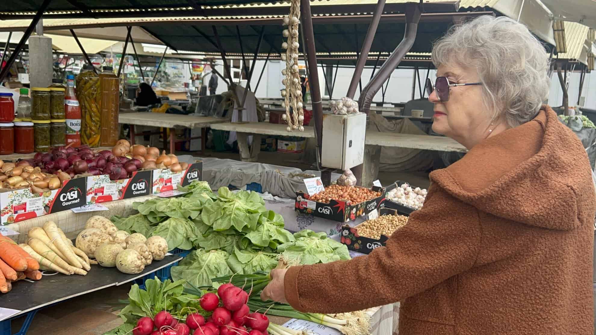 Verdețurile de primăvară au apărut în Piața Cibin. Curioși cât costă o salată de sezon? (foto video)