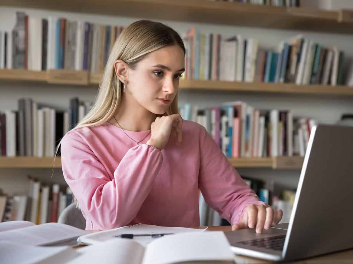elevii și studenții cu venituri mici primesc ajutor de la stat pentru achiziționarea unui computer